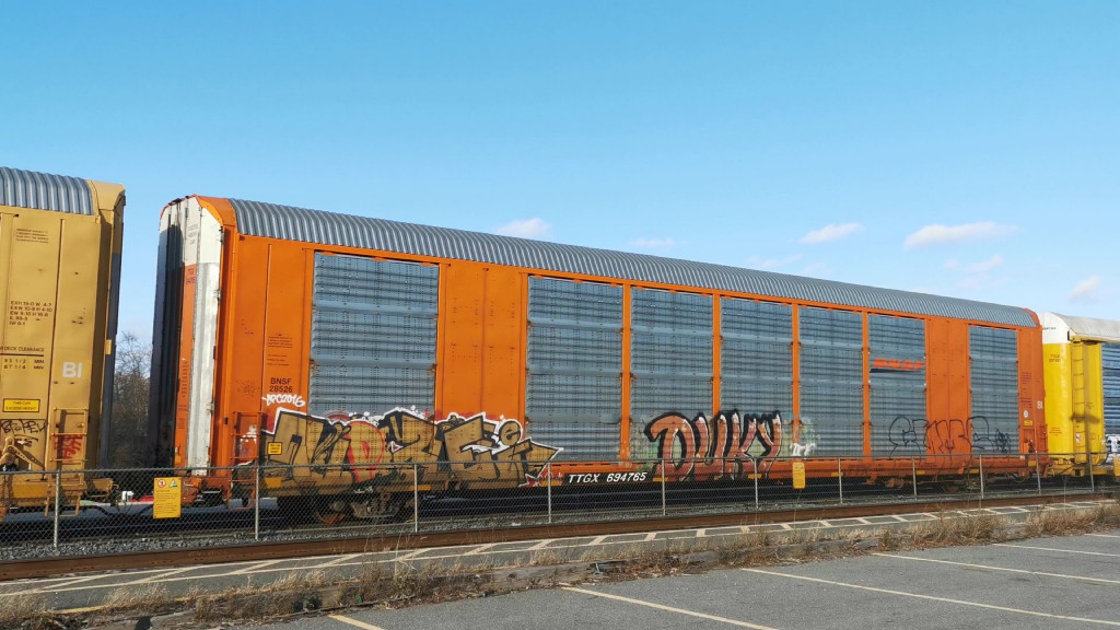 BNSF 28526 (Body) TTGX 694765 (Flat)